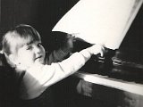 1988.01 I - Agasia przy pianinie.jpg